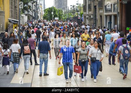 Menschen, Einkaufsstraße Av Francisco I. Madero, Mexiko Stadt, Mexiko Stockfoto