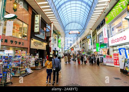 Die überdachte Einkaufspassage, Motomachi Einkaufsstraße, in Kobe, Japan. Beliebte Einkaufszentrum, bestehend aus eine lange Fußgängerzone mit Geschäften auf beiden Seiten Stockfoto