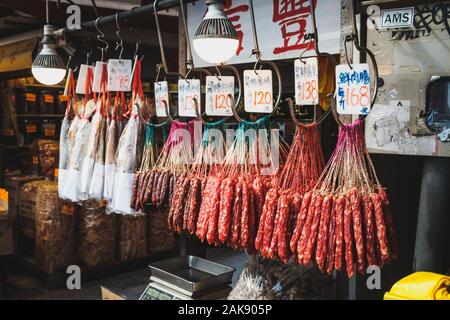 HongKong, China - November, 2019: Wurst und Fleisch hing in der traditionellen Metzgerei Street Market in Hong Kong Stockfoto