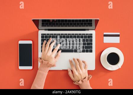 Minimalistische flach Zusammensetzung von Laptop und Handy Gadget, Tasse Kaffee auf Tisch Hintergrund. Arbeitsbereich top anzeigen, kopieren Raum Stockfoto