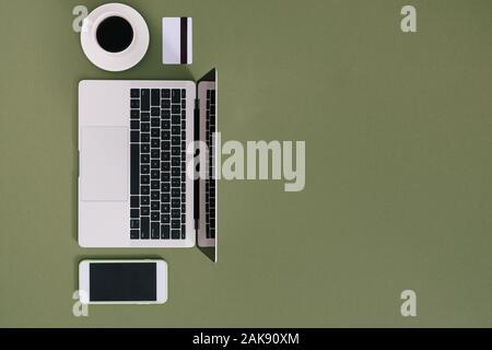 Büroartikel mit Laptop, Tasse Kaffee, Kreditkarte und Smartphone Stockfoto