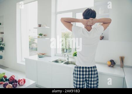 Hintere zurück hinter Ansicht Portrait seiner Er netten attraktiven Kerl in guten Tag Traum träumen an Licht, weißes, modernes Interieur House Hotel ruhen Stockfoto