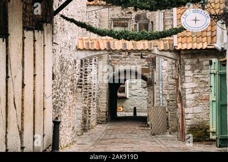 Tallinn, Estland - 5. Dezember 2016: alte Grabsteine in St. Catherine's Passage von St. Catherine's Dominikanerkloster. Historische Altstadt Stockfoto