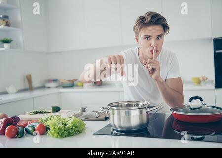 Porträt Seiner er schön schön schön netter Kerl, organische Mittagessen Abendessen Salzen kochende Bouillon Wasser bei Licht, weißes, modernes Interieur. Stockfoto