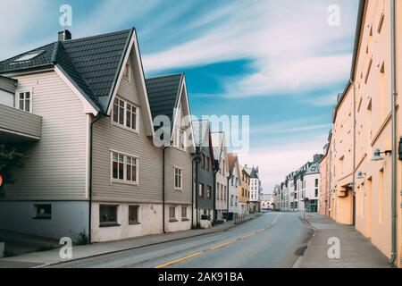 Alesund, Norwegen - 19. Juni 2019: Alte Holzhäuser In trüben Sommertag. Stockfoto