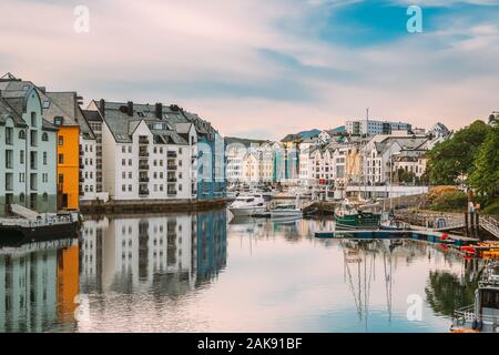 Alesund, Norwegen - 19. Juni 2019: Alte Holzhäuser In trüben Sommertag. Art Nouveau Architektur ist das historische Erbe und Wahrzeichen. Stockfoto