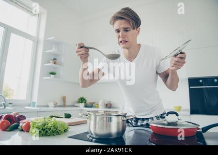 Porträt Seiner er schöne attraktive cute unzufrieden umgekippt Kerl Abendessen Mittagessen Weinprobe schlecht Bouillon an Licht, weißes, modernes Interieur Haus Stockfoto