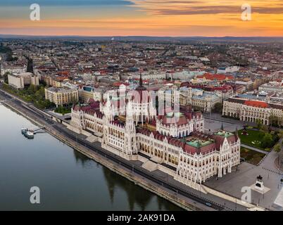 Budapest, Ungarn - Luftbild Drohne Blick auf die wunderschönen Parlamentsgebäude von Ungarn auf einen ruhigen Sommer morgen mit goldenen Wolken und blauer Himmel Stockfoto