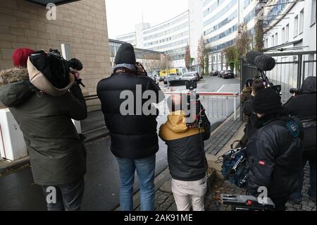 Kassel, Deutschland. 08 Jan, 2020. Journalisten beobachten im Innenhof der Polizei Hauptquartier von Nordhessen. Der mutmassliche Moerder der Kasseler Landrat will weitere Details über den Verlauf der Ereignisse zu geben und war dem Präsidium für diese Gefahren. Quelle: Uwe Zucchi/dpa/Alamy leben Nachrichten Stockfoto