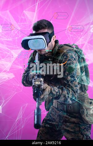 Modern Warfare futuristische Soldat mit Vr virtual reality Brillen mit neuronalen Netzes Punkte und Linien im Hintergrund als künstliche intelienc Stockfoto