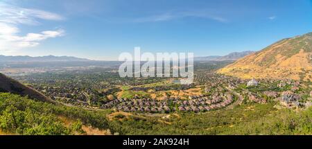 Blick auf den Vorort in Salt Lake City Utah umgeben von Bergen Stockfoto