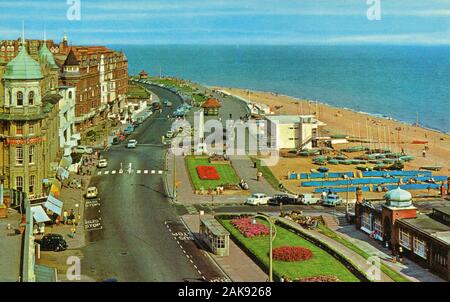 Ein 50er-60 Postkarte von East Parade und die Küste in Bexhill-on-Sea, East Sussex, England. Stockfoto