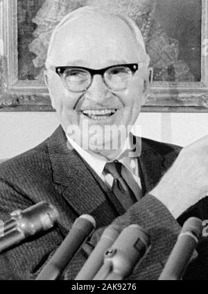 Vintage Foto von Harry S Truman (1884-1972) - Der 33. US-Präsident (1945 - 1953). Foto von Warren K Leffler am 7. Mai 1964, dem Tag vor 80 Truman's Geburtstag. Stockfoto