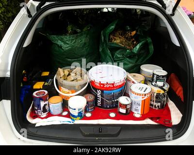 Farbeimer zu recyceln, im Kofferraum eines Autos, Lyon, Frankreich bereit Stockfoto