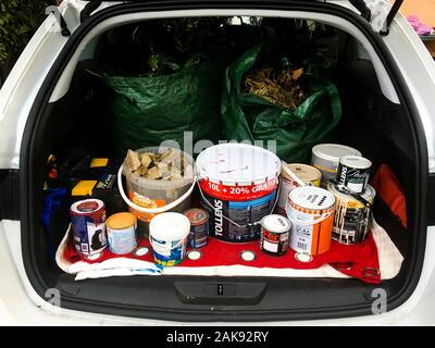 Farbeimer zu recyceln, im Kofferraum eines Autos, Lyon, Frankreich bereit Stockfoto