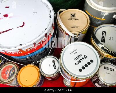 Farbeimer zu recyceln, im Kofferraum eines Autos, Lyon, Frankreich bereit Stockfoto