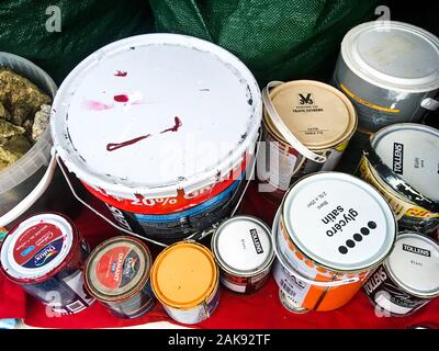 Farbeimer zu recyceln, im Kofferraum eines Autos, Lyon, Frankreich bereit Stockfoto