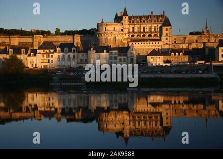 Amboise schloss bei Sonnenuntergang Licht und seine Reflexion in den Fluss Loire (Loiretal, Frankreich). Stockfoto