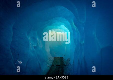 Eishöhle im Rhonegletscher in der Schweiz Stockfoto