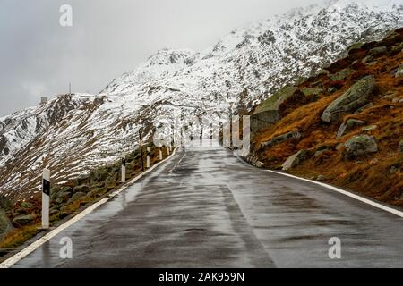 Schnee bedeckten Straßen am Furkapass in der Schweiz Stockfoto