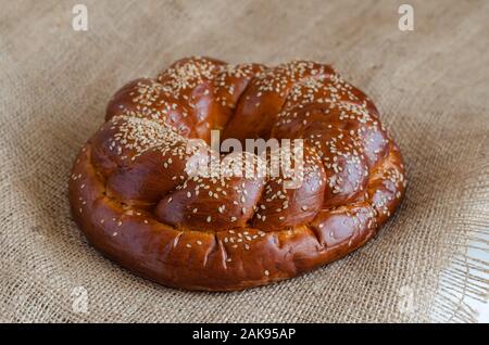 Ostern Kuchen mit Sesam in der Mitte auf der Leinwand. In der Nähe der traditionellen festlichen Backen. Von der Seite. Selektive konzentrieren. Stockfoto