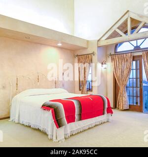 Quadratischen Rahmen geräumiges Schlafzimmer mit Holzbalken an der Decke Stockfoto