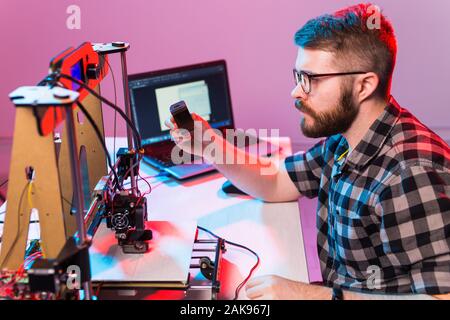 Männliche Architekt mit 3D-Drucker im Büro. Stockfoto