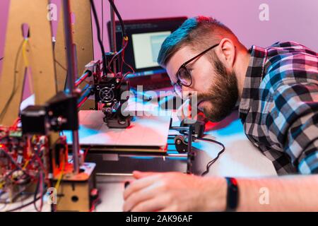 Männliche Architekt mit 3D-Drucker im Büro. Stockfoto