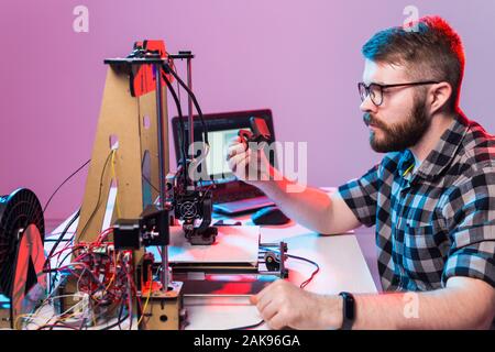 Männliche Architekt mit 3D-Drucker im Büro. Stockfoto