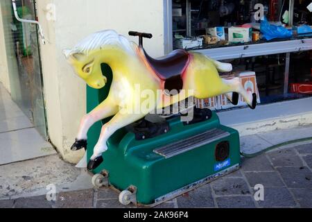 Retro-Stil Spielautomat Pferd, außerhalb eines Geschäfts Medina Malta Stockfoto