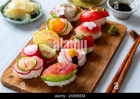 Nigiri Sushi mit Lachs, Thunfisch und Gemüse Stockfoto