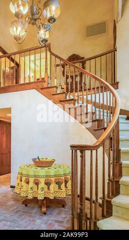 Vertikale rahmen Wendeltreppe im rustikalen Eintrag eines luxuriösen Kalifornien Haus mit warmer Beleuchtung Stockfoto