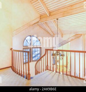 Quadratischen Rahmen helle, offene und warme Innen- Balkon mit gewölbten Decken Stockfoto