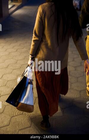 Frau, die einkaufstaschen in Passeig de Gràcia, Barcelona. Spanien Stockfoto