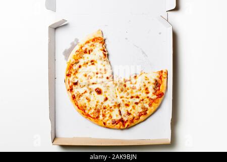 Thunfisch Pizza in einem Karton Stockfoto