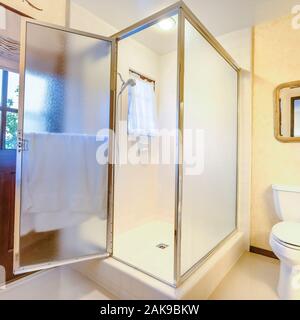 Platz begehbare Dusche im südlichen Kalifornien Haus mit warmen lightling und Tür Stockfoto