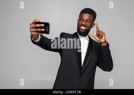 Glückliche junge schöne Afrikanischen Geschäftsmann unter selfie Stockfoto