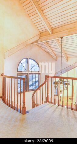 Vertikale helle, offene und warme Innen- Balkon mit gewölbten Decken Stockfoto