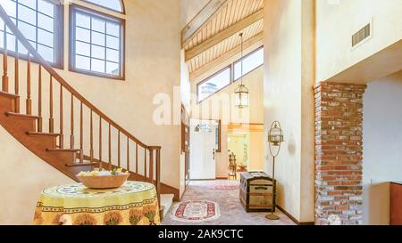Panorama zwei Kronleuchter in einem warmen Landhausstil home mit Steinböden Stockfoto