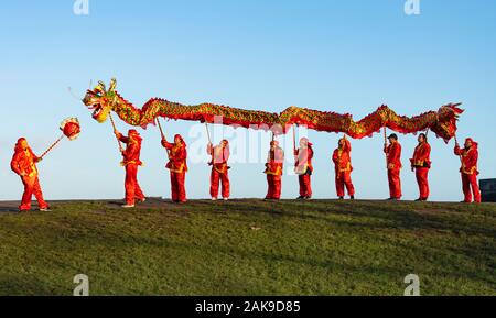 Edinburgh, Schottland, Großbritannien. 8. Januar 2020. Dragon Tänzer und Performer auf dem Calton Hill zu Beginn des chinesischen Neujahrsfestes und das Jahr der Ratte feiern. Iain Masterton/Alamy leben Nachrichten Stockfoto