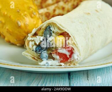 Südwesten Huhn Hummus Wrap, Südwesten, Küche, Traditionelle verschiedene amerikanische Gerichte, Ansicht von oben. Stockfoto