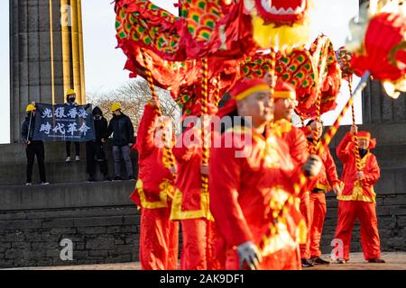 Edinburgh, Schottland, Großbritannien. 8. Januar 2020. Hongkong pro Demokratie Anhänger Bühne Demonstration während der offiziellen chinesischen neuen Jahres dragon Dance Event auf dem Calton Hill, Edinburgh. Der Protest ist während der offiziellen Foto Anruf zu starten des chinesischen Neujahrsfestes und das Jahr der Ratte. Iain Masterton/Alamy leben Nachrichten Stockfoto