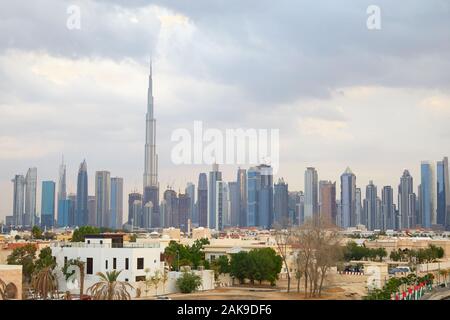 Wolkenkratzer Burj Khalifa, Dubai Skyline und Wohngebiet, an einem bewölkten Tag