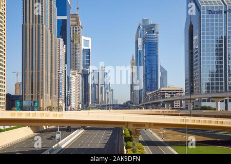 DUBAI, VEREINIGTE ARABISCHE EMIRATE - 22. NOVEMBER 2019: Sheikh Zayed Road, modernen Wolkenkratzern an einem sonnigen Tag, blauer Himmel Stockfoto