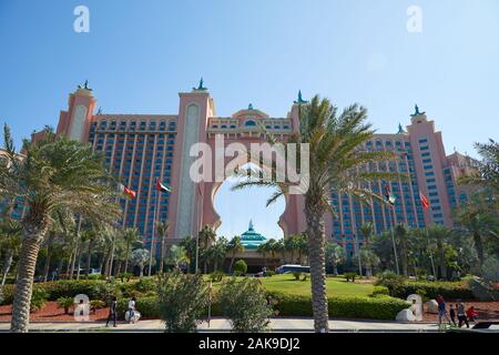 DUBAI, VEREINIGTE ARABISCHE EMIRATE - 22. NOVEMBER 2019: Atlantis The Palm Luxus Hotel mit Garten, Menschen und Touristen an einem sonnigen Tag Stockfoto