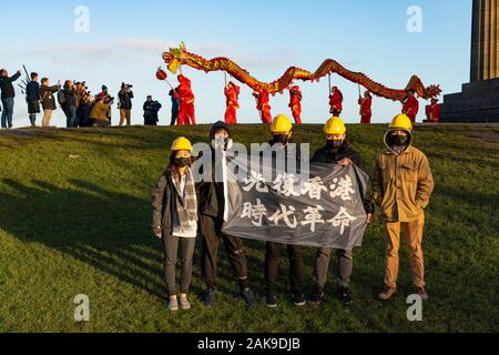 Edinburgh, Schottland, Großbritannien. 8. Januar 2020. Hongkong pro Demokratie Anhänger Bühne Demonstration während der offiziellen chinesischen neuen Jahres dragon Dance Event auf dem Calton Hill, Edinburgh. Der Protest ist während der offiziellen Foto Anruf zu starten des chinesischen Neujahrsfestes und das Jahr der Ratte. Iain Masterton/Alamy leben Nachrichten Stockfoto