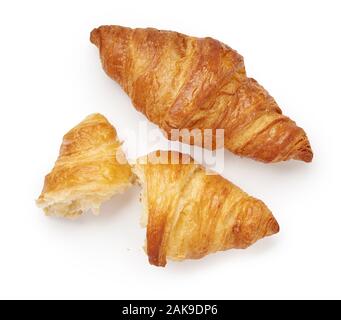 Zwei Croissants mit Krümel auf weißem Hintergrund Stockfoto