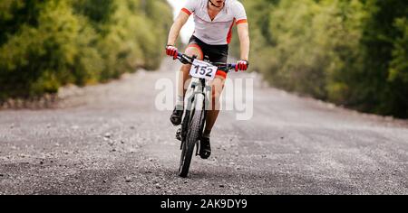 Radfahrer Reiter reiten auf Schotterpiste auf Mountainbike Stockfoto