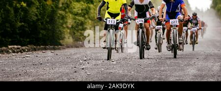 Gruppe Radfahrer Athleten reiten auf Schotterpiste auf Mountainbike Stockfoto
