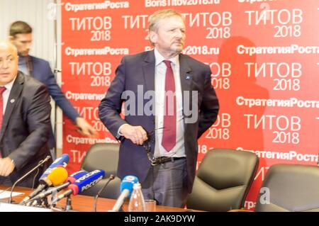 Ein Treffen der Unternehmer in Nischni Nowgorod, Russland mit B. Titow, einem Präsidentschaftskandidaten. Pressekonferenz, Antworten auf Fragen. Stockfoto